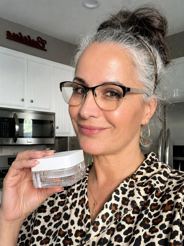 Cliente segurando o pote de Hidra Cream na cozinha